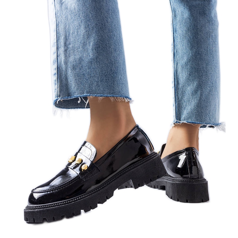 Mustat kiiltonahkaiset kengät Serlait-helmillä valkoinen