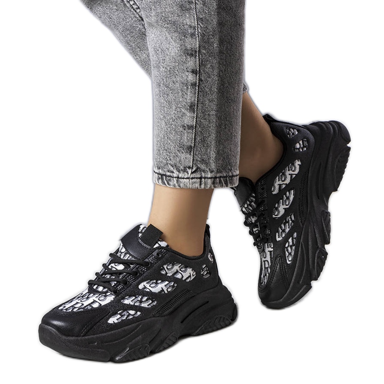 PA1 Mustat tennarit, joissa on Kara-printti