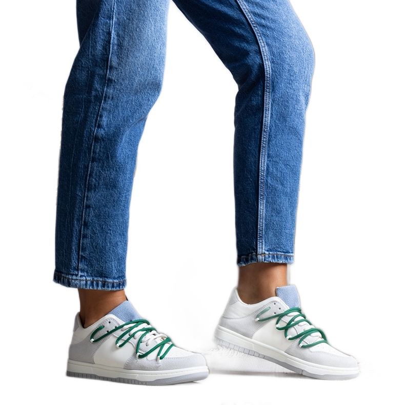 Aucoinin harmaat tennarit vihreillä nauhoilla valkoinen