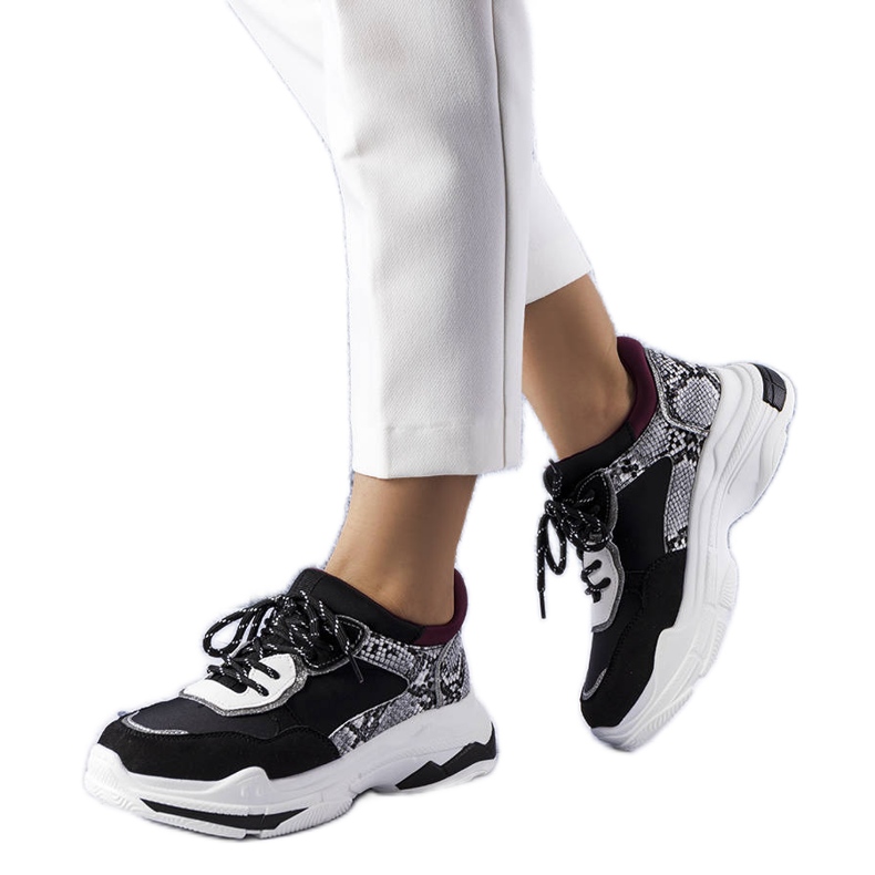 Mustat lenkkarit, jotka on koristeltu Savardin lisäkkeillä