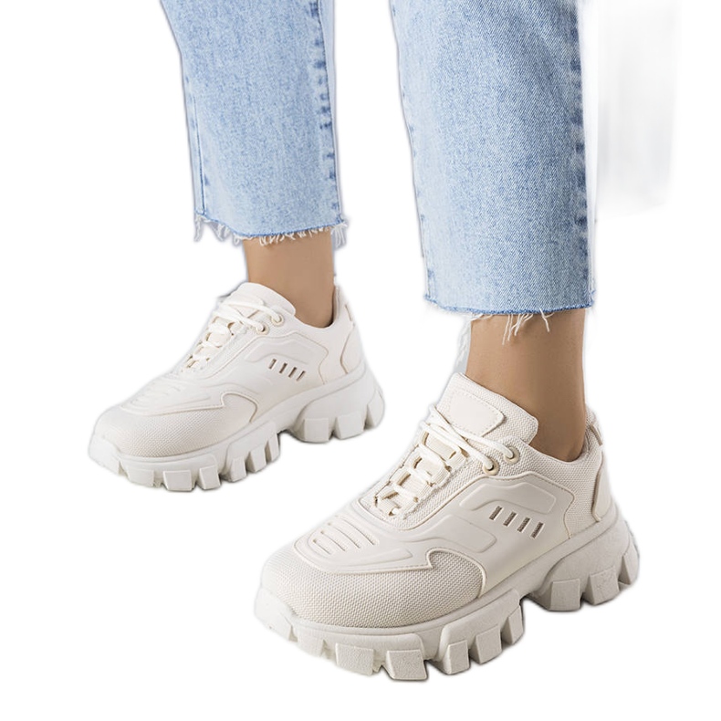 Inezin beige-lenkkarit massiivisella pohjalla