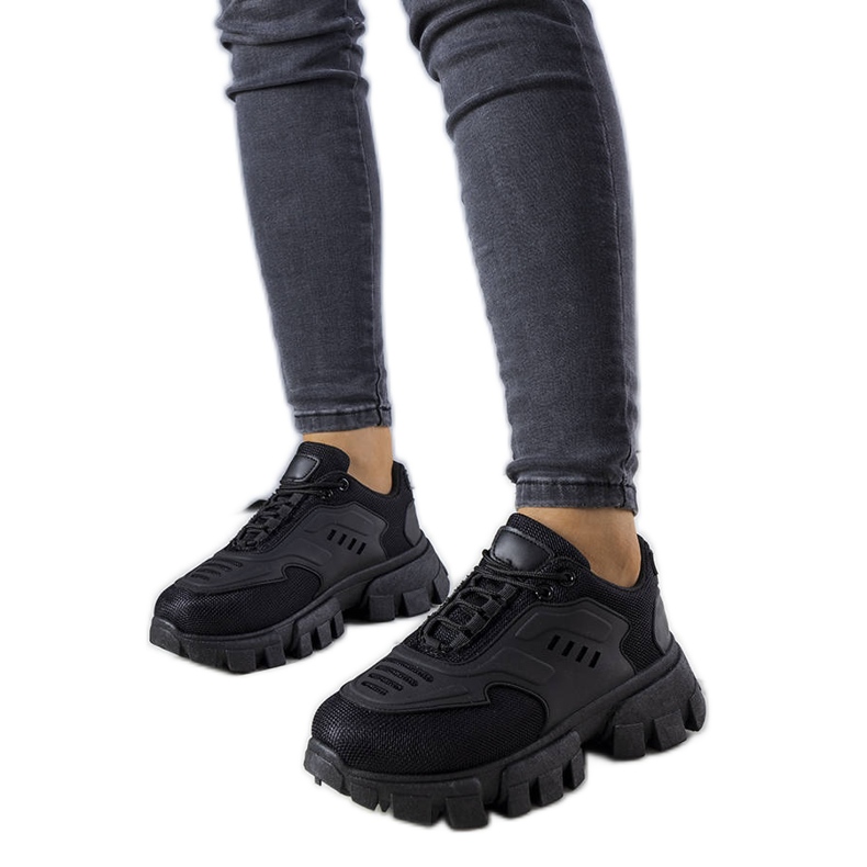 BM Mustat tennarit massiivisessa Inez-pohjassa