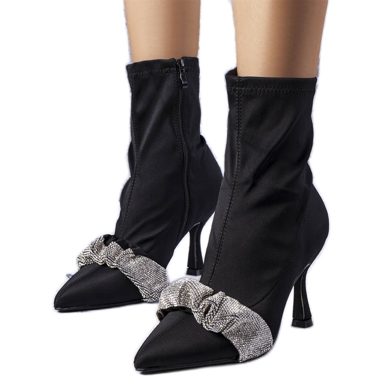 Mustat saappaat koristeltu Caissen strassikivillä