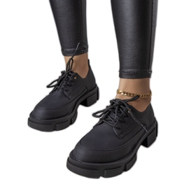 Kayn mustat kengät massiivisella pohjalla