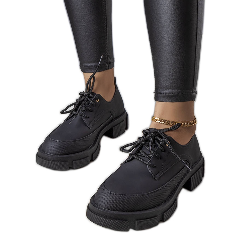 Kayn mustat kengät massiivisella pohjalla