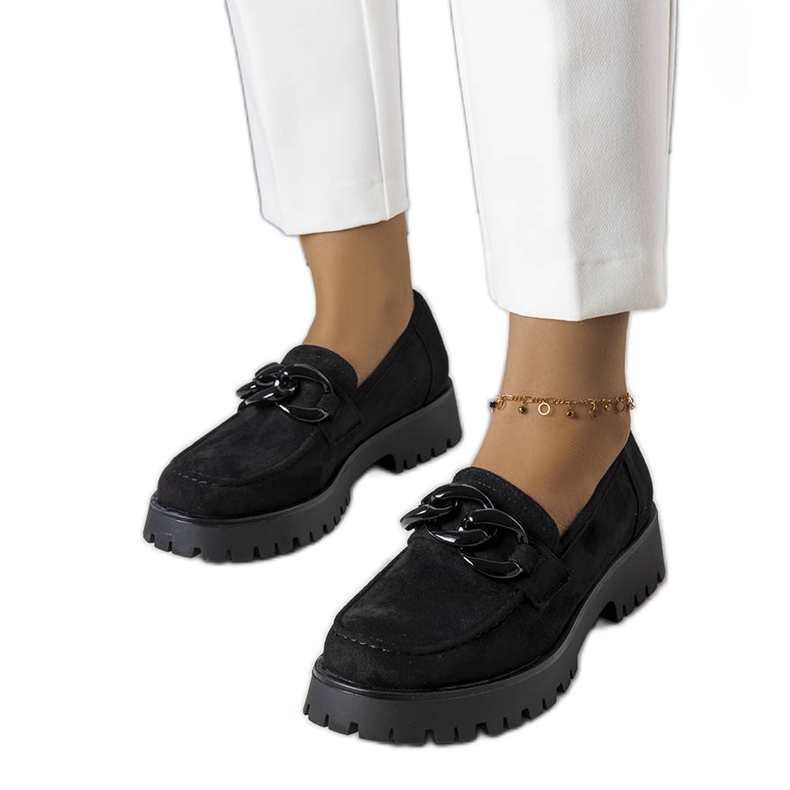 Mustat lordit koristeltu Arpin-ketjulla