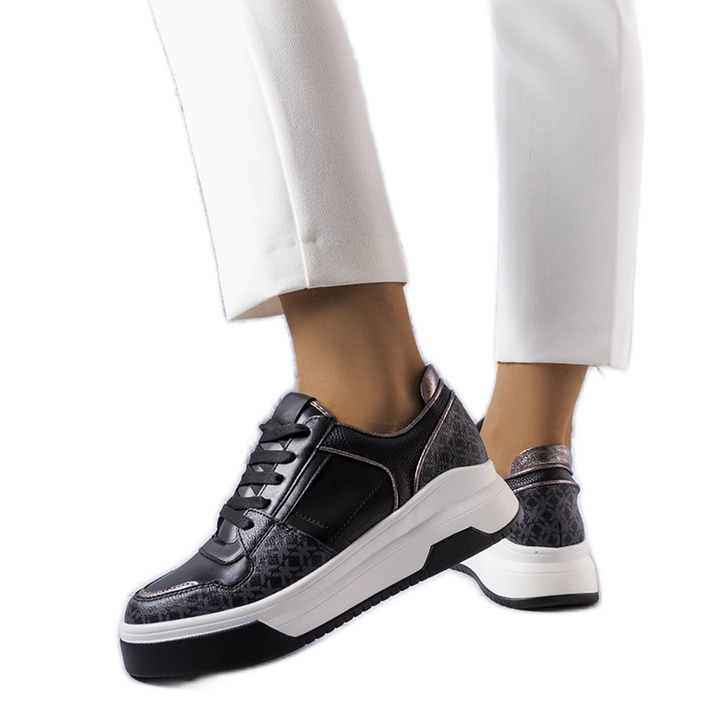 Mustat tennarit, joissa on Grandbois-monogrammi