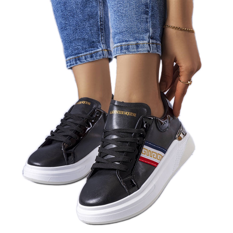 Mustat kengät patentoiduilla Annot-sisäkkeillä