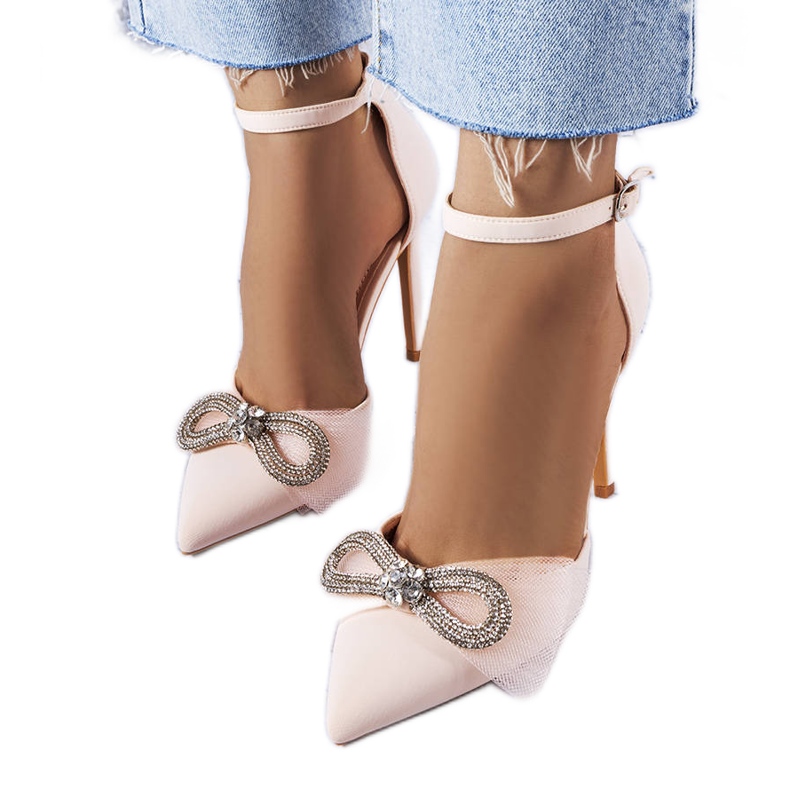 Bussin beige-neulat rusetilla ja kuutiozirkonia