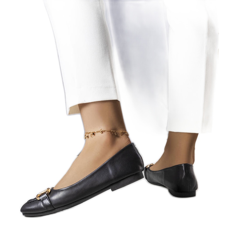 Iriksen mustat balerinat kultakoristeilla