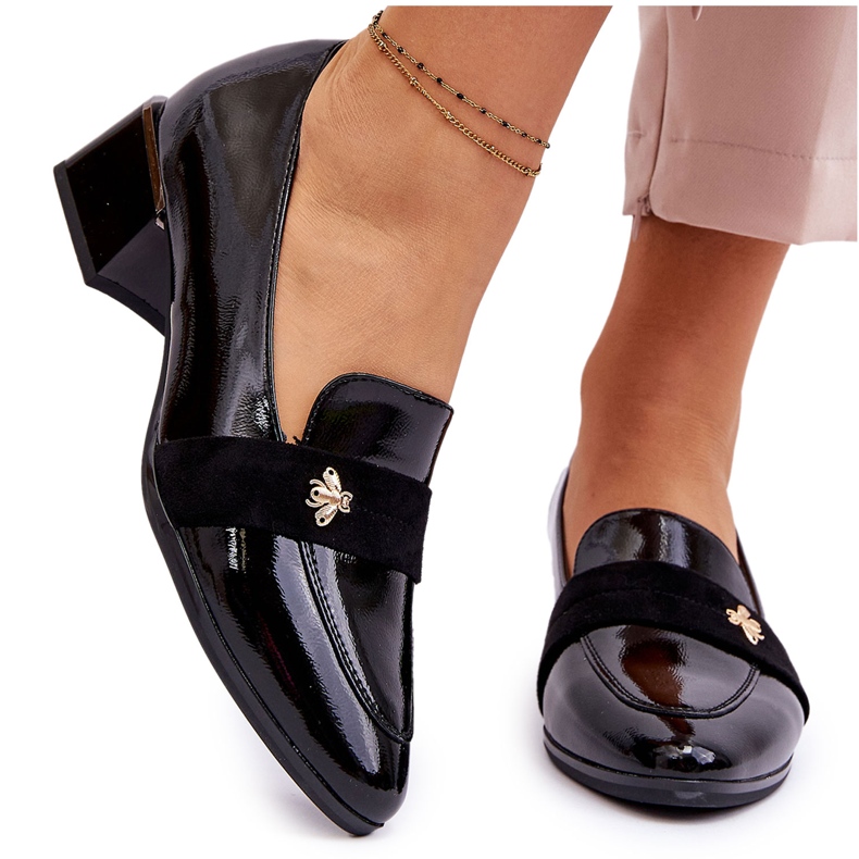 Vinceza Mustat kiiltonahkaiset matalakorkoiset pumput koristeella Doria