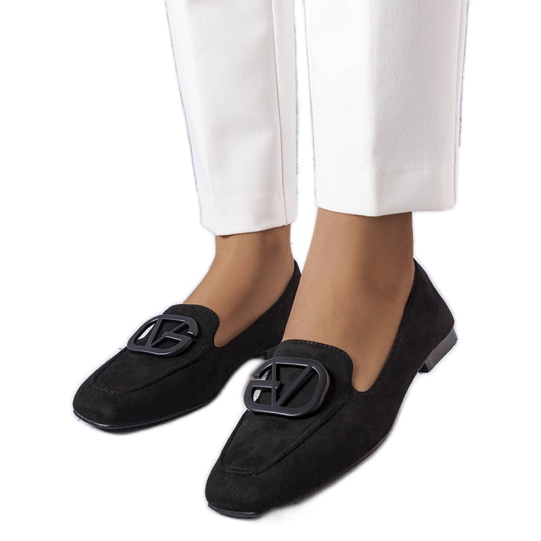 Carrièren mustat ballerinat neliömäisellä varpaalla