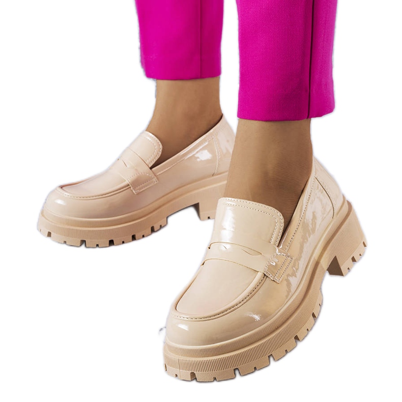 Phaneufin beige-lakatut pumput