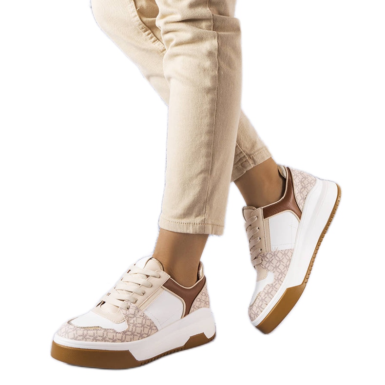 Ruskeat tennarit, jotka on koristeltu Grandbois-monogrammilla