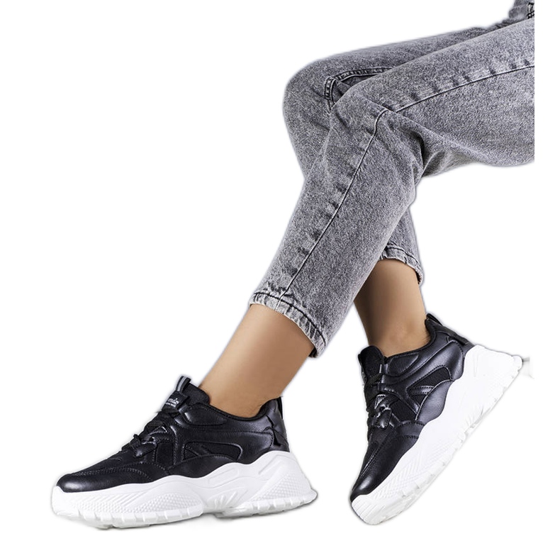 Mustat tennarit massiivisessa Lorene-pohjassa