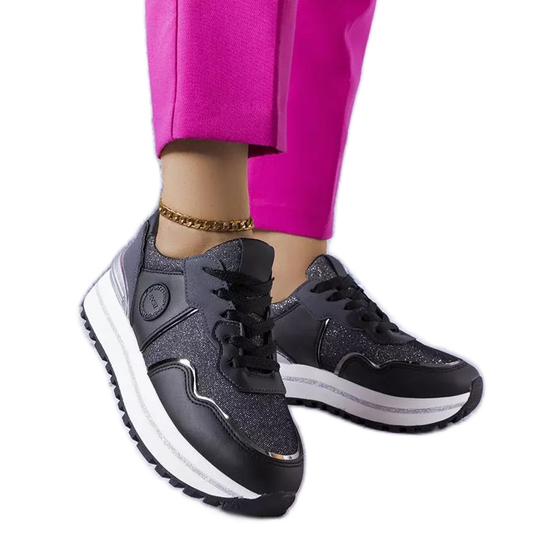 Lévesin mustat tennarit glitterillä