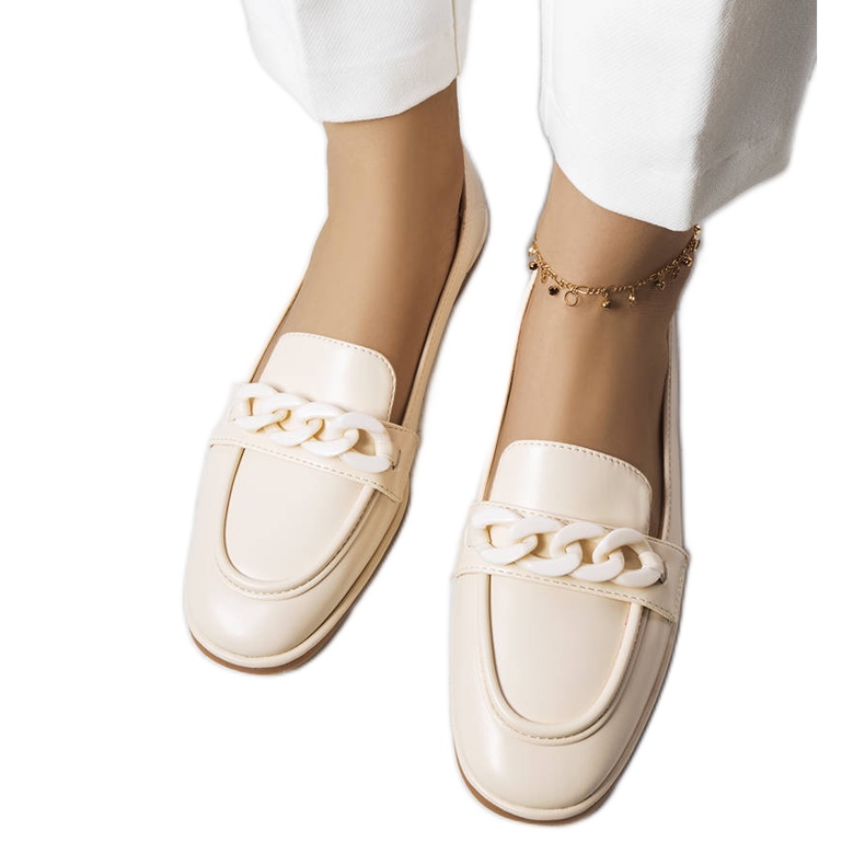 Bobbie-ketjulla koristeltu beige-loafer