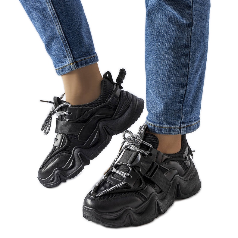 BM Mustat lumoavat lenkkarit Desforgesilta