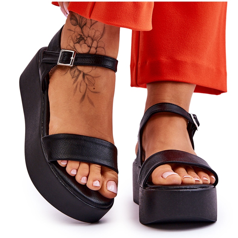 Vinceza Naisten sandaalit massiivisella alustalla, mustalla kotelolla