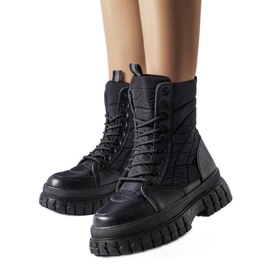 Collin mustat eristetyt lumisaappaat