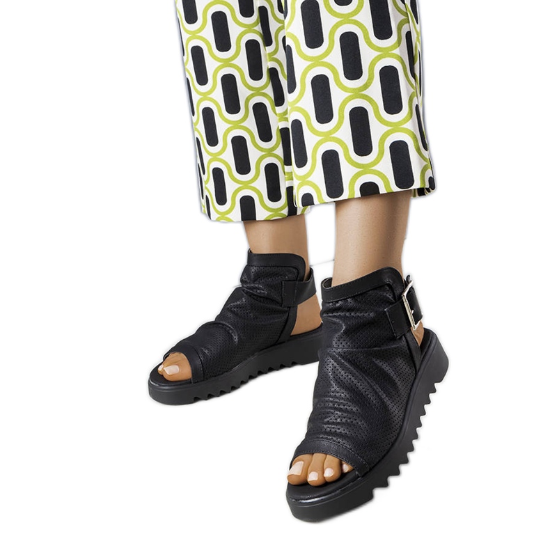 PA1 Mustat harjakattoiset sandaalit Beulahilta