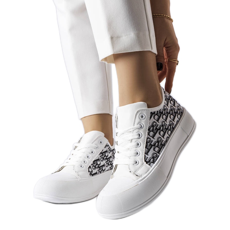 Marquisin valkoiset lenkkarit mustalla kuviolla valkoinen