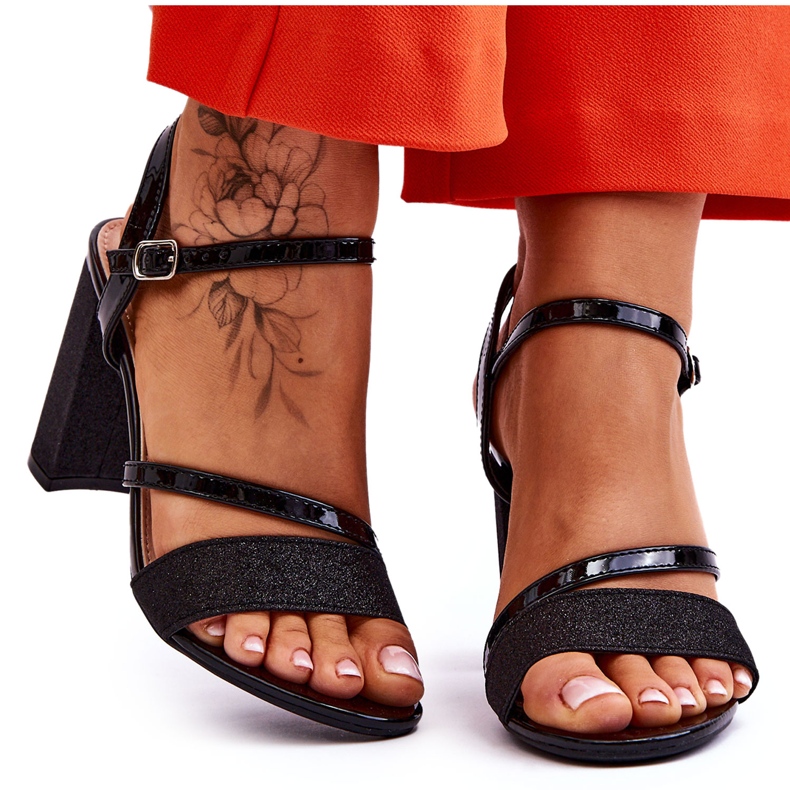 Vinceza Kiiltävät mustat Alicia korkeakorkoiset sandaalit