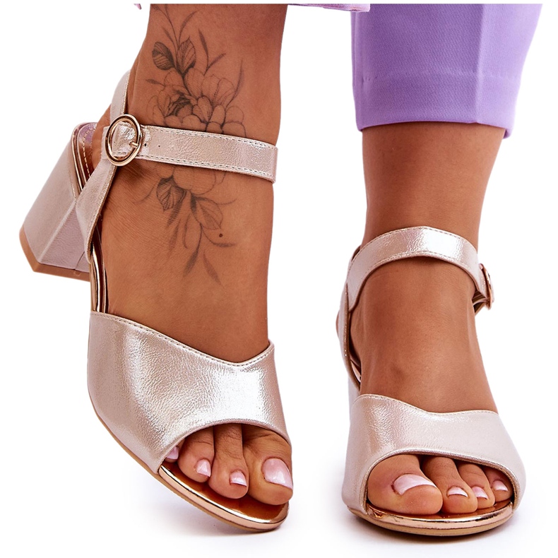 Vinceza Mukavat nahkasandaalit kultaisella Bellamy-korolla kultainen