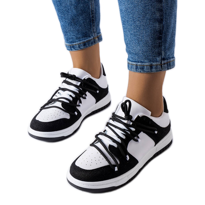 Hilan mustat tennarit valkoinen