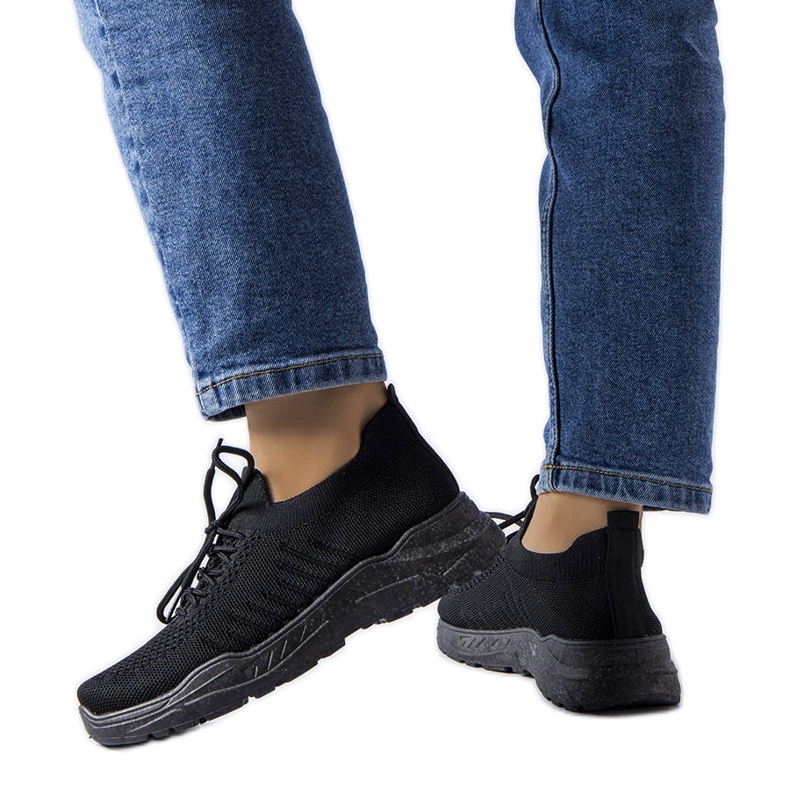 Belluci Gois'n mustat tennarit, joissa joustava päällinen