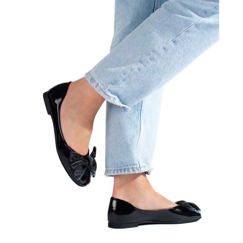 Shelovet mustaksi lakatut ballerinat rusetilla