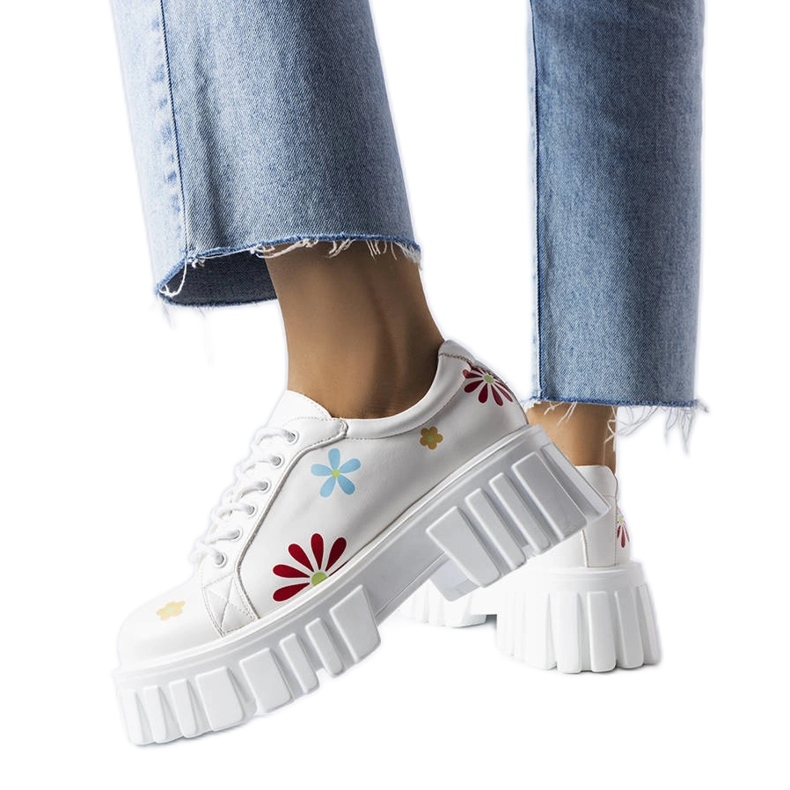 Valkoiset broguet koristeltu Gemini-kukilla valkoinen