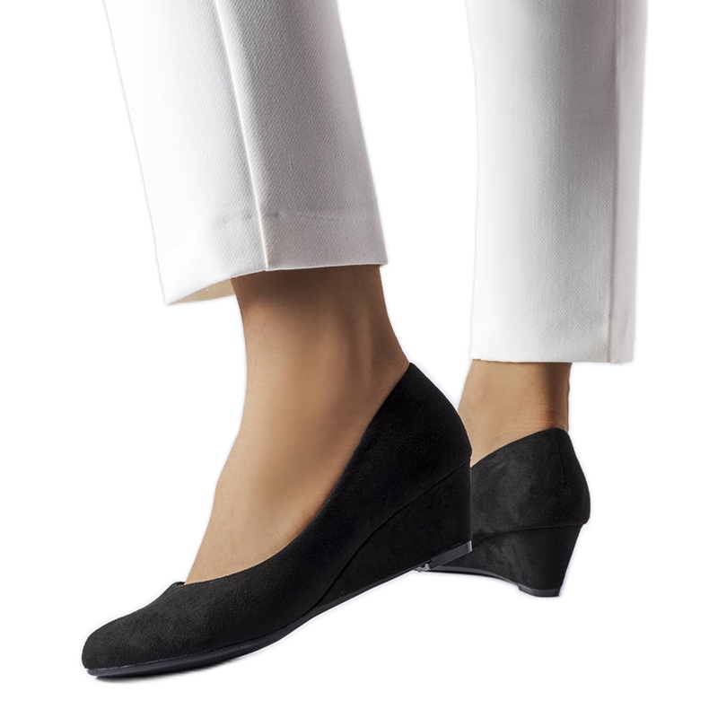 Pensee mustat ballerinat matalalla kiilalla