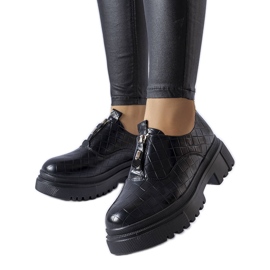 Traversin mustat broguet, joissa kohokuviointi