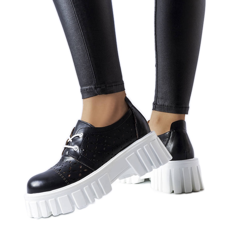 Mustat harjakattoiset massiiviset kengät Camusilta