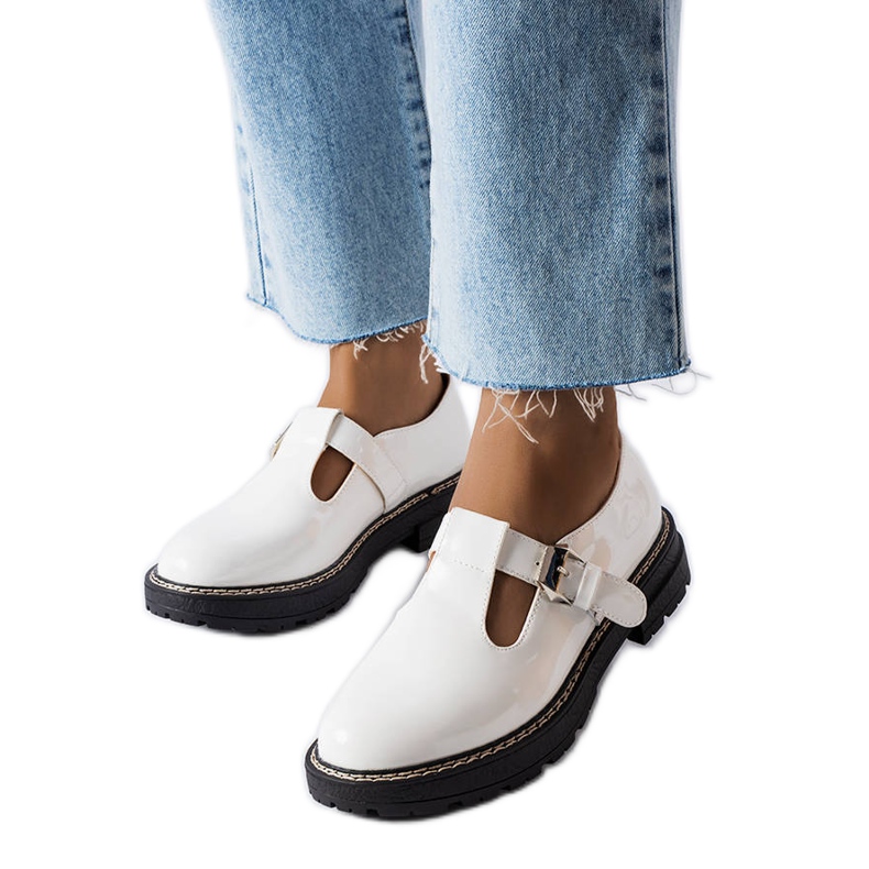 Vaden valkoiseksi lakatut kengät valkoinen