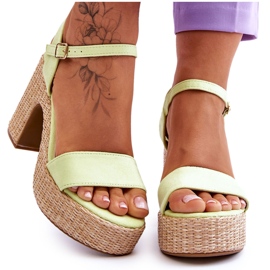 Mukavat mokkanahkasandaalit paksulla kantapäällä Vaaleanvihreä Elishia