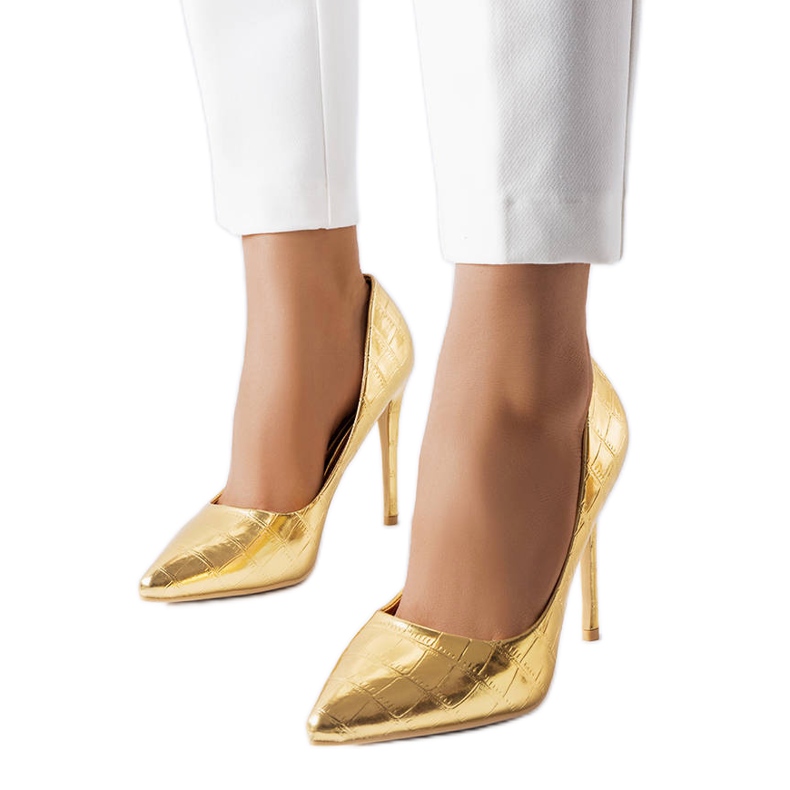 Raison-kohokuviolla koristeltu kultaneulat kultainen