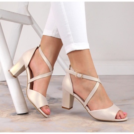 Naisten beigenväriset helmisandaalit pylväässä Sergio Leone SK862