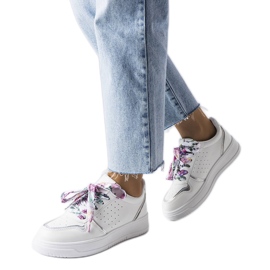 Valkoiset lenkkarit, jotka on sidottu Pryor-nauhalla valkoinen