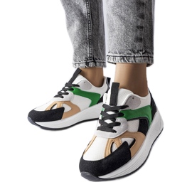 Mustat lenkkarit, jotka on valmistettu sekoitetuista materiaaleista Rieliltä valkoinen