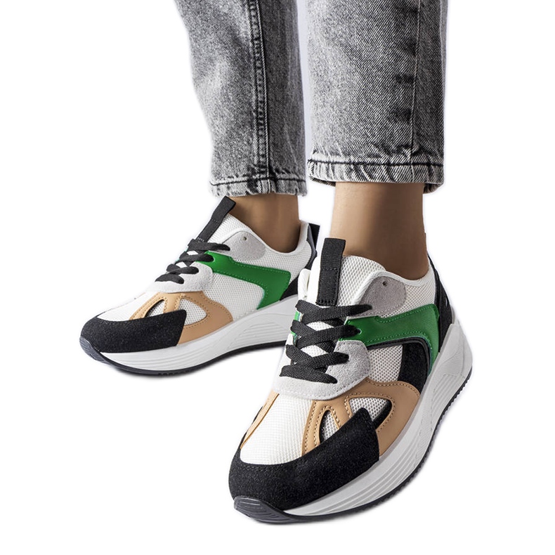 Mustat lenkkarit, jotka on valmistettu sekoitetuista materiaaleista Rieliltä valkoinen