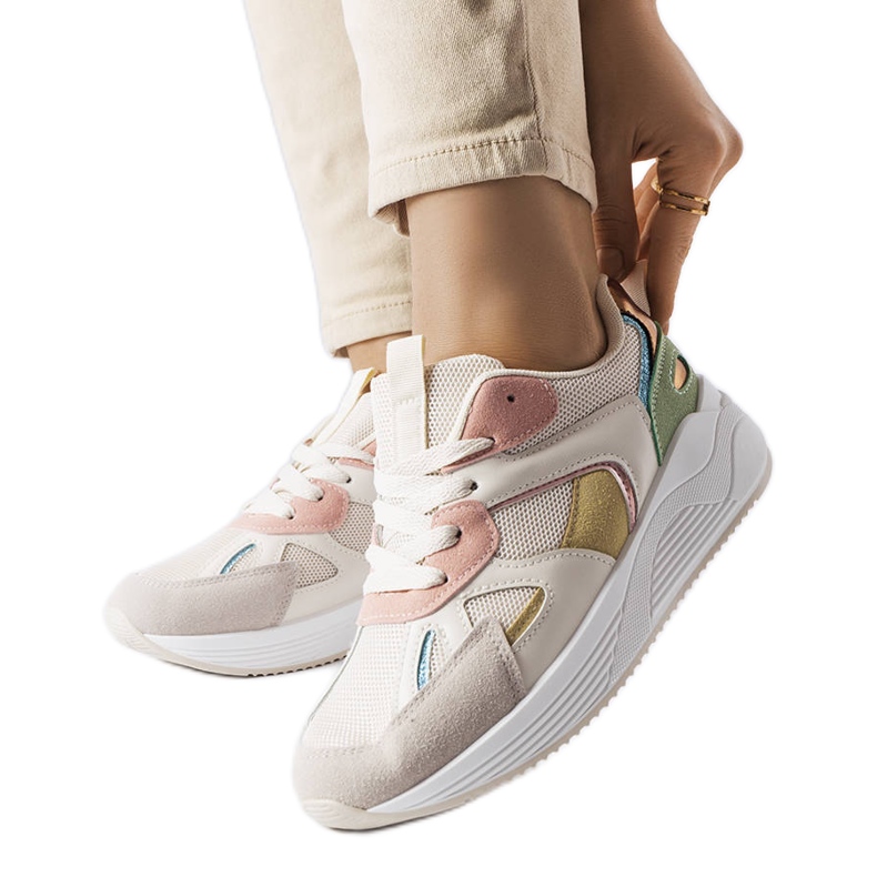 BM Rielin beige-lenkkarit, jotka on valmistettu sekoitetuista materiaaleista