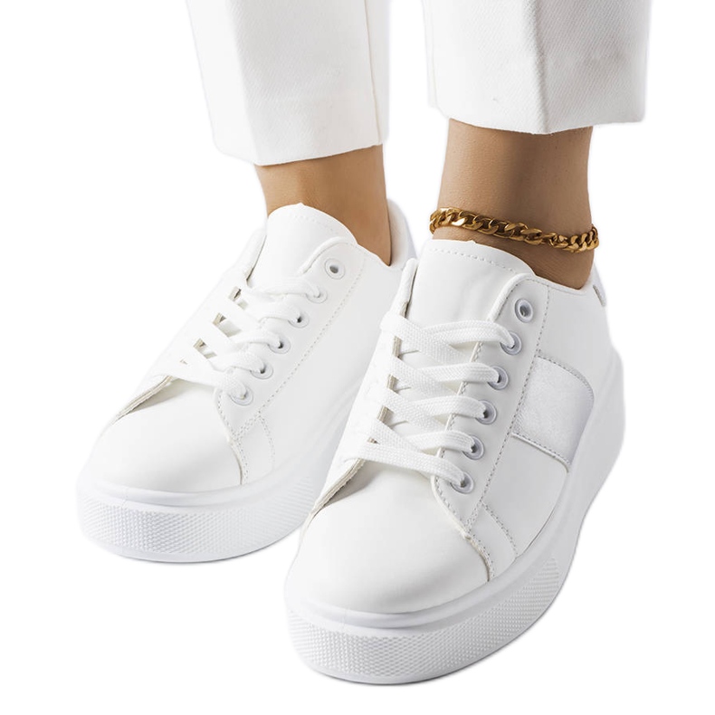 Aurélien valkoiset tennarit hopeisella raidalla valkoinen