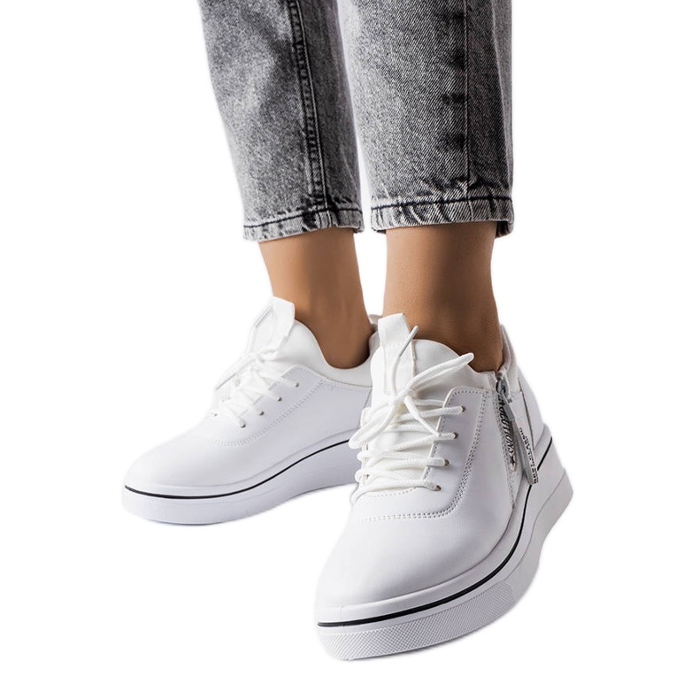 BM Mathieun valkoiset lenkkarit, joissa on matala kiila valkoinen