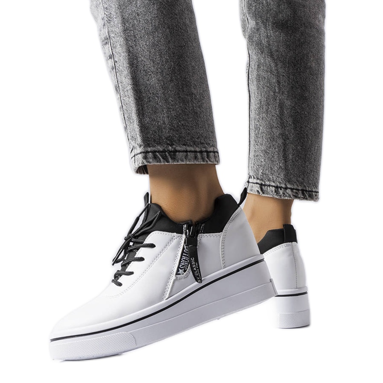 Mathieun valkoiset lenkkarit, joissa on matala kiila valkoinen