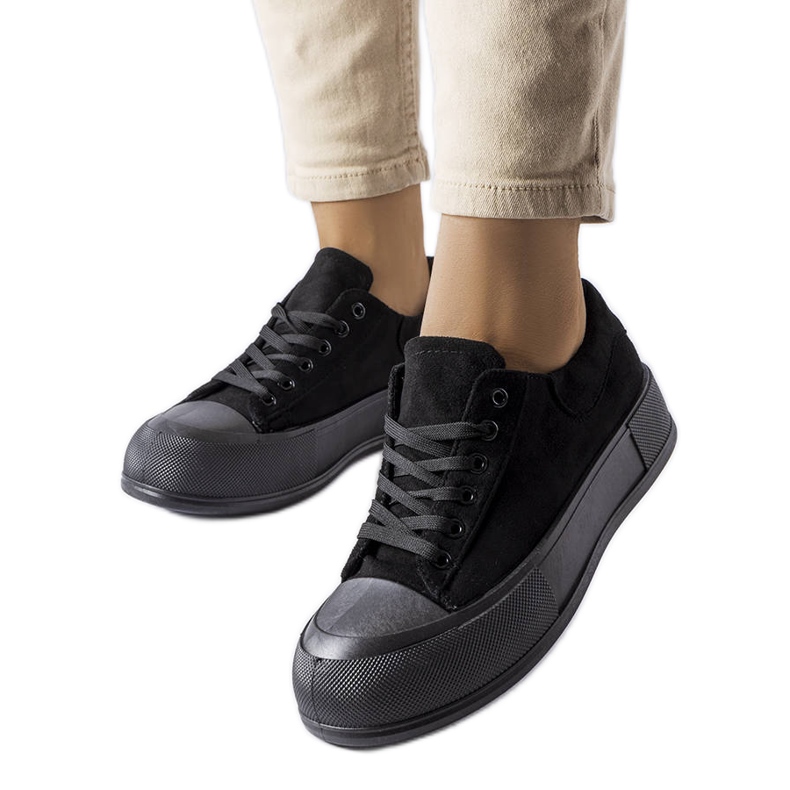 BM Agathen mustat alustalenkkarit