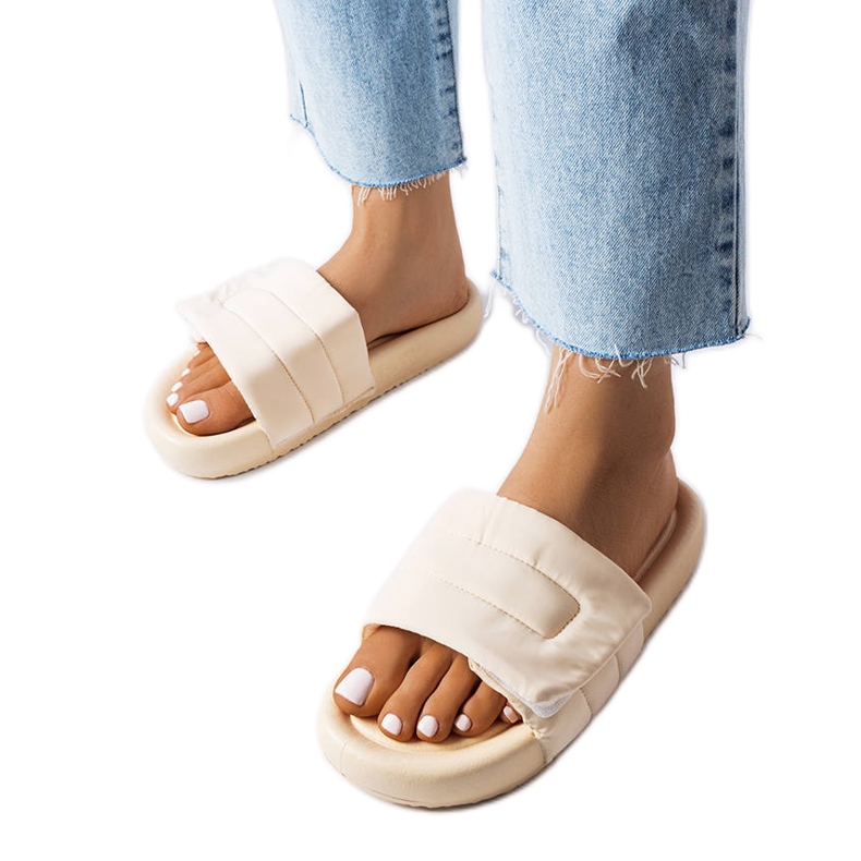 BM Aleronin beige-tossut tarranauhalla