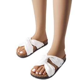 Valkoiset tossut, jotka on koristeltu Fresne-kankaalla valkoinen