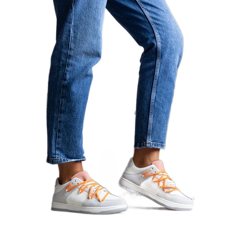 Aucoinin harmaat lenkkarit oransseilla nauhoilla valkoinen